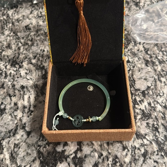 Elegant Green Jade Bracelet - Picture 4 of 4